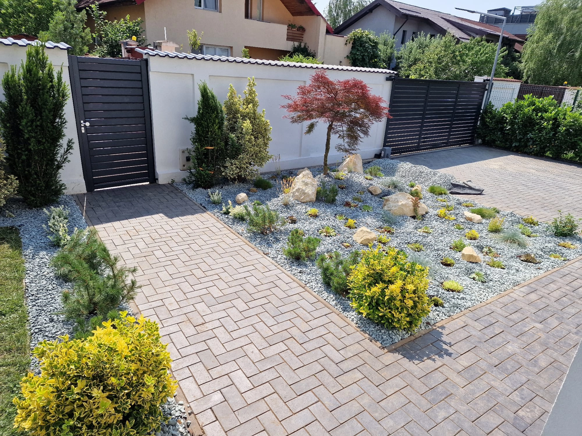 Pietre decorative și plante într-o amenajare peisagistică